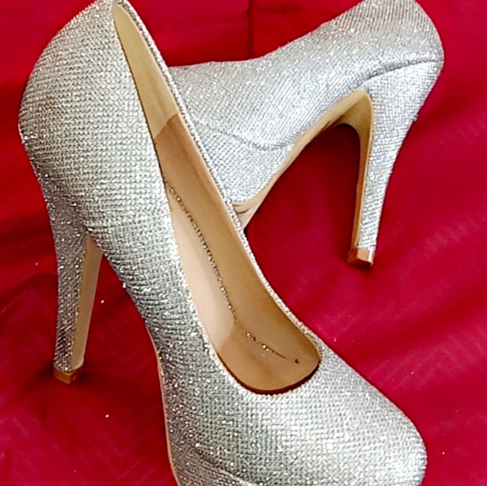 Size 7.5 silver Bella Marie glitter heels